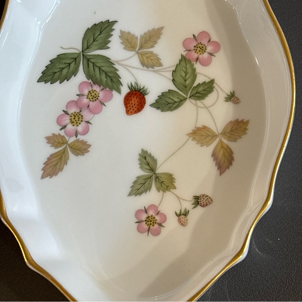 WEDGWOOD Bone China Wild Strawberry Elegant Dish Gold Trim for trinkets change